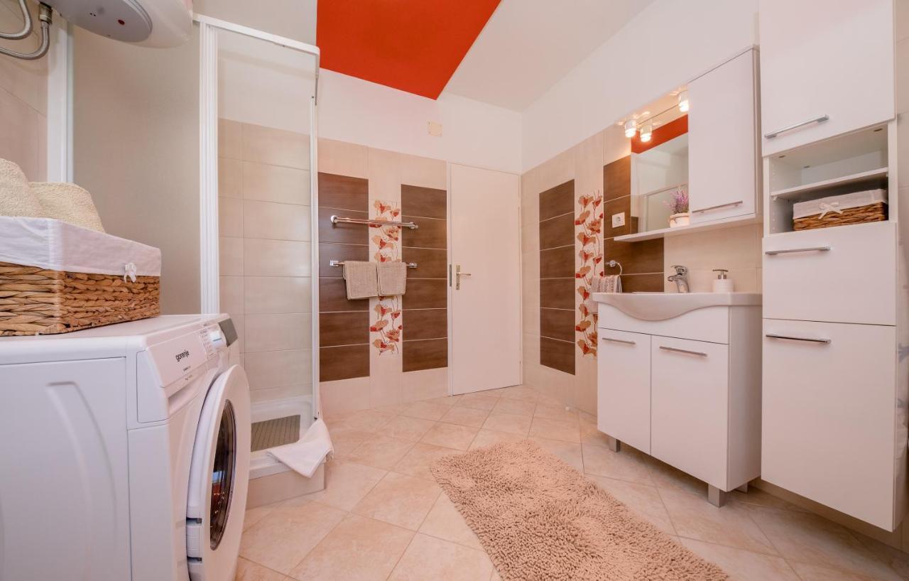 Apartments Luka Rab Town Ngoại thất bức ảnh