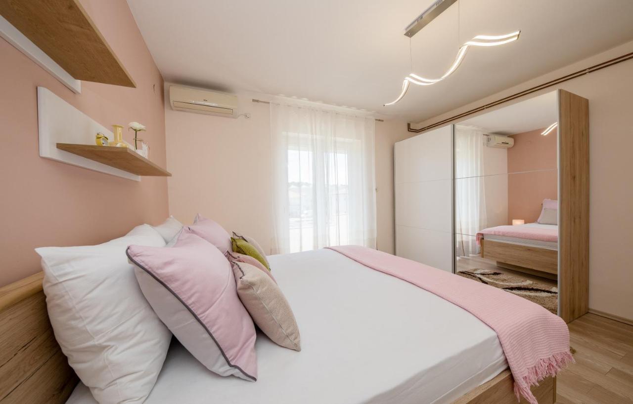 Apartments Luka Rab Town Ngoại thất bức ảnh