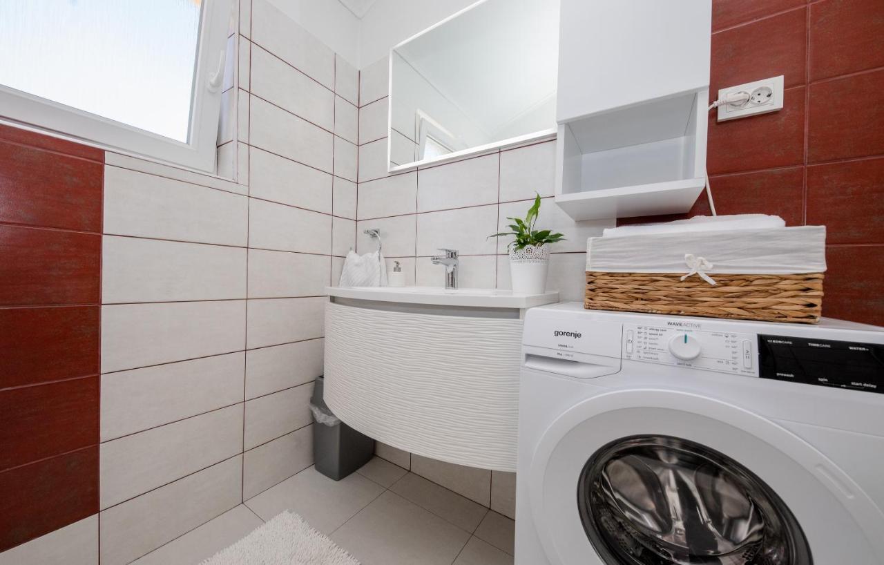 Apartments Luka Rab Town Ngoại thất bức ảnh